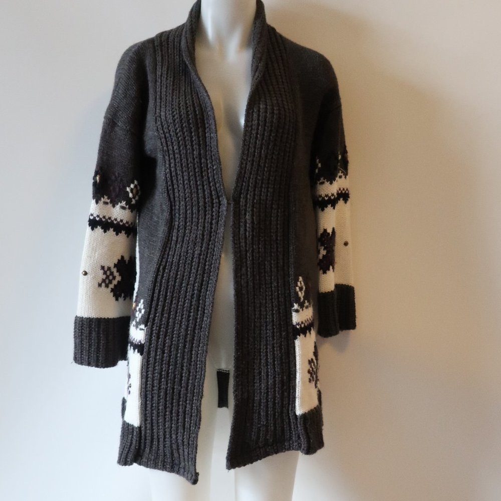 LA CITE GREY AND IVORY CARDIAGRN SWEATER SZ XS *